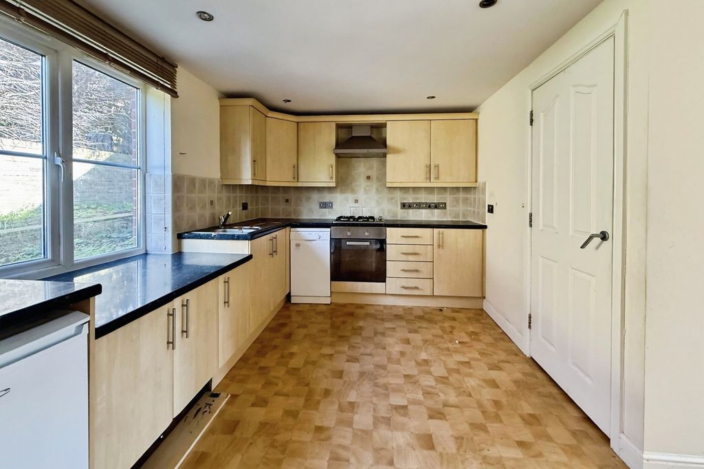 Property photo 3 of 16 Kitchen