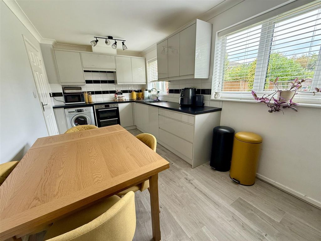 Property photo 3 of 16 Kitchen Diner