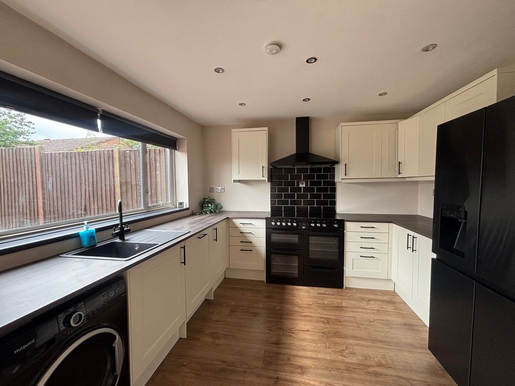 Property photo 3 of 13 Kitchen