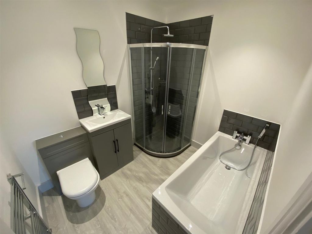Property photo 3 of 7 Bathroom.Jpg