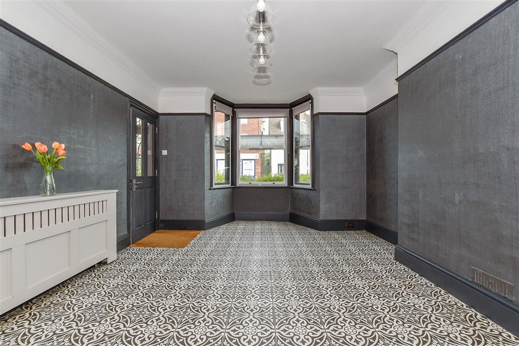 Property photo 3 of 13 Lounge