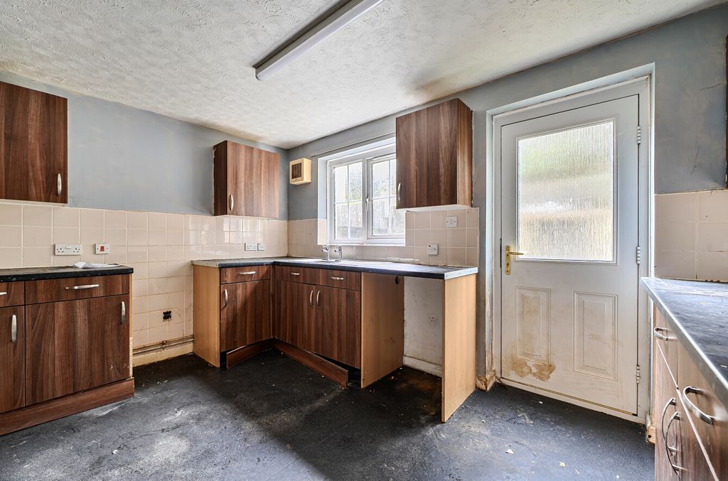 Property photo 3 of 12 3 - 1437057-11-69c69B...