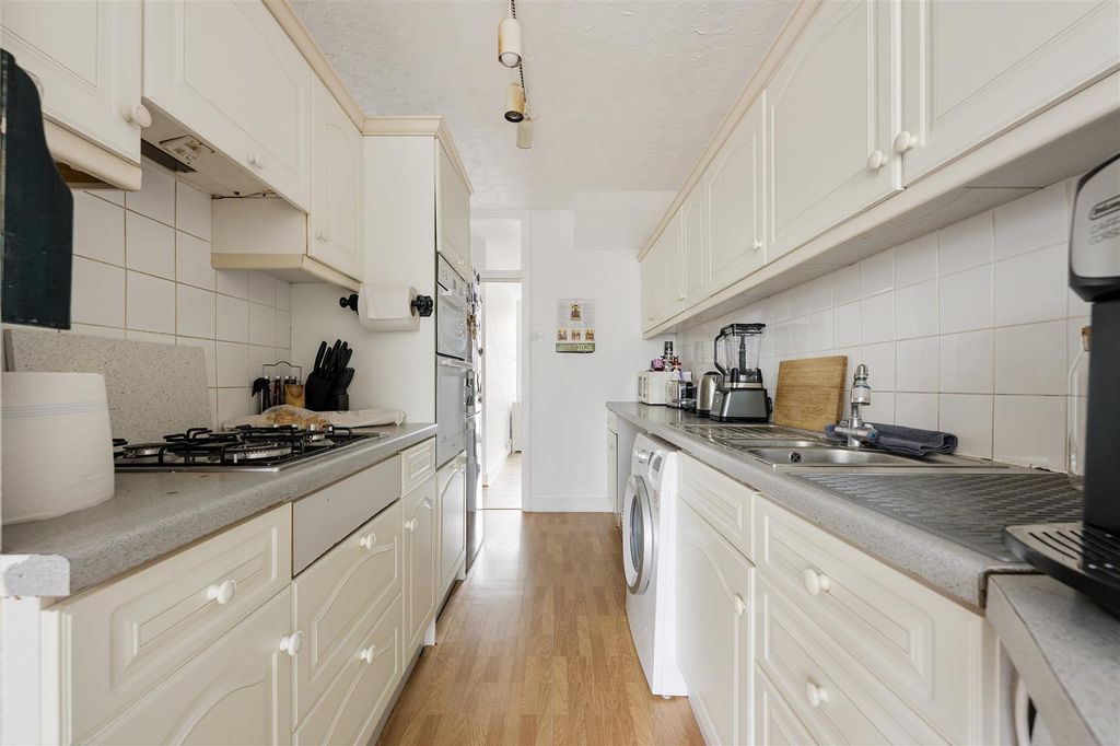 Property photo 3 of 30 Richmond Avenue, E4