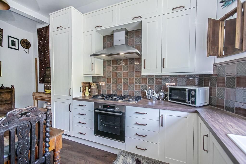 Property photo 3 of 27 Lev1355Jmp Dining Kitchen Cooking.Jpg