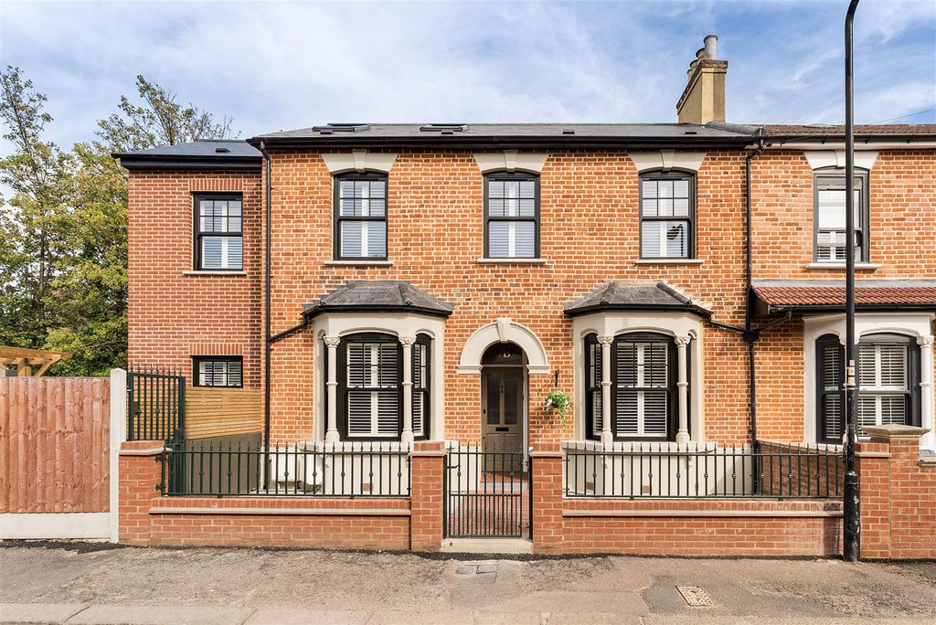 Property photo 1 of 32 Connaught Road, E17