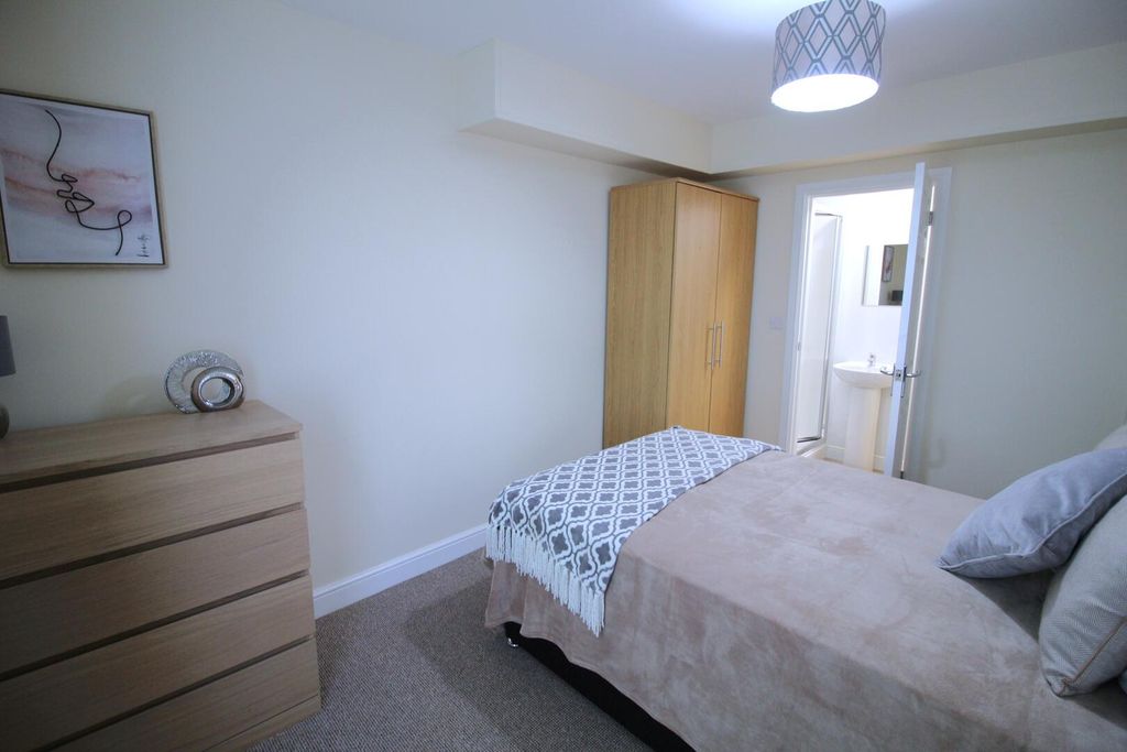 Property photo 1 of 5 Bedroom