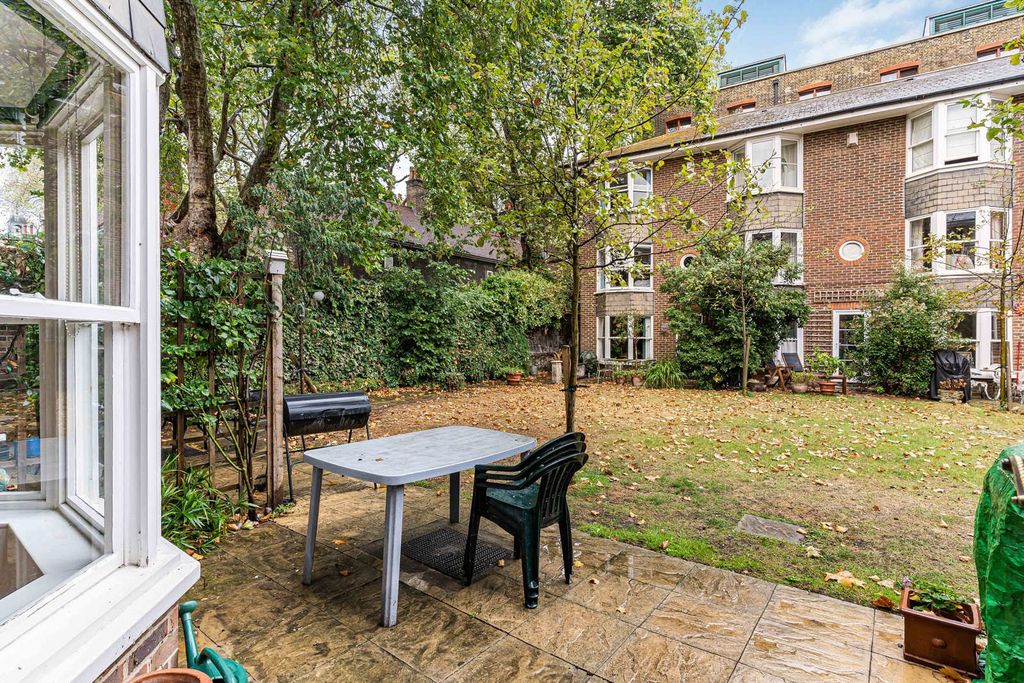 Property photo 3 of 29 Communal Garden