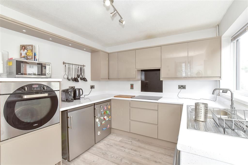 Property photo 3 of 10 Kitchen