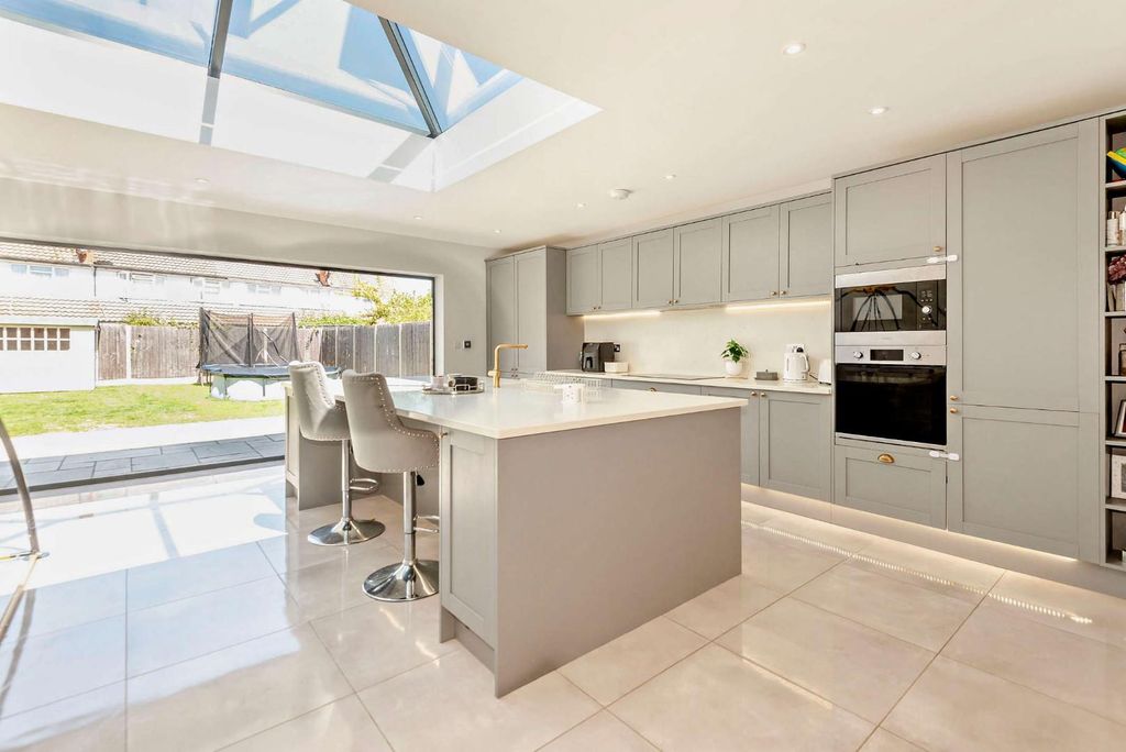 Property photo 3 of 26 8656626-Interior07-800.Jpg