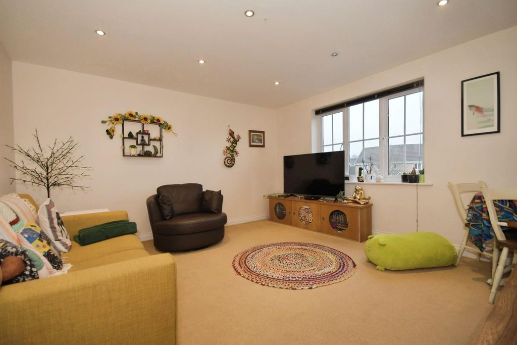 Property photo 2 of 12 Lounge 02.Jpg