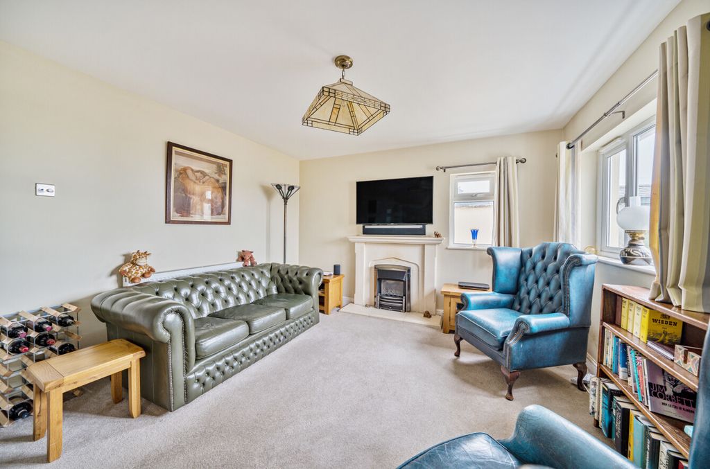 Property photo 2 of 32 1324311-1-687650E...