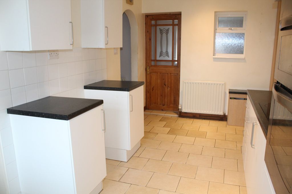 Property photo 3 of 10 Fitted Kitchen Picture 2