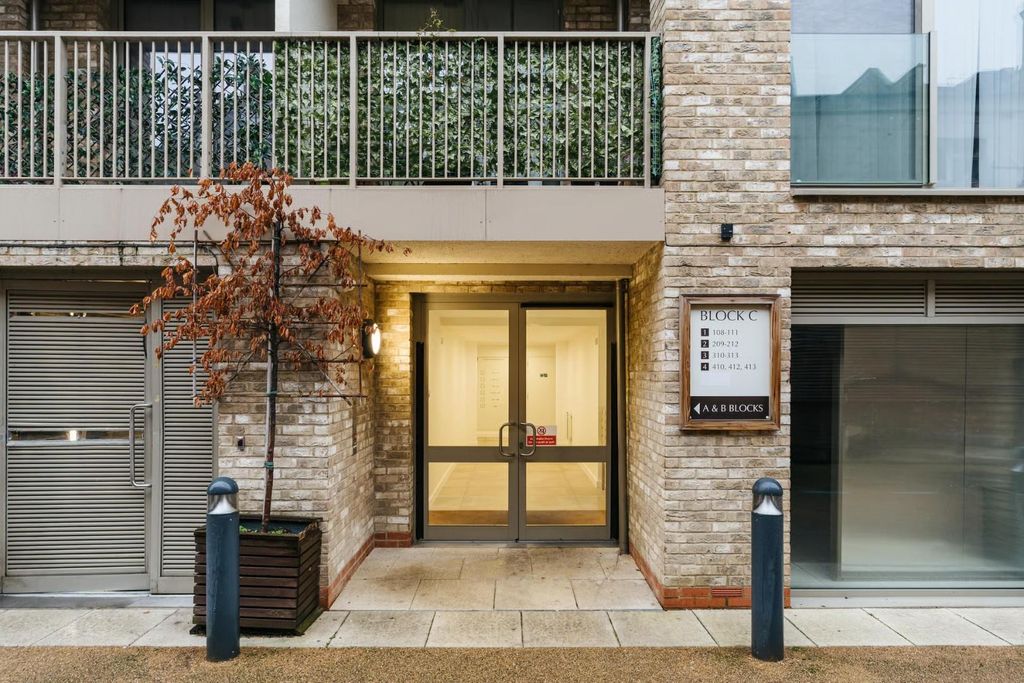 Property photo 2 of 10 Building Entrance