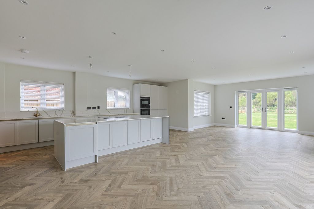 Property photo 3 of 32