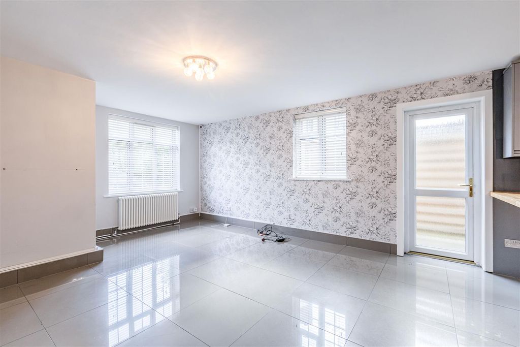 Property photo 2 of 13 36 Birchwood, Kt14 6Dw - 10.Jpg