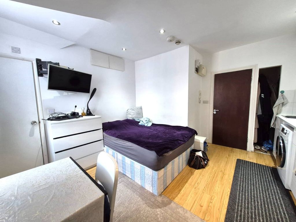 Property photo 1 of 4 An Extremely Spacious Self-Contained Studio To Rent.