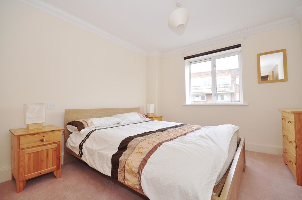 Property photo 2 of 6 Bedroom