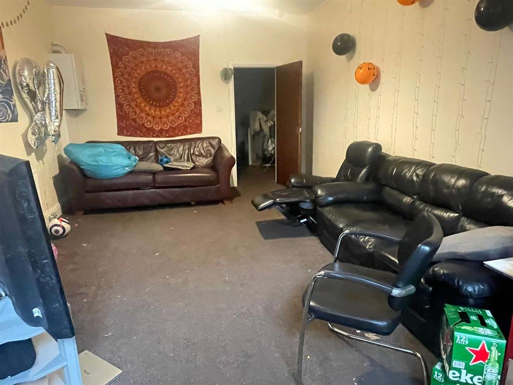 Property photo 3 of 13 Lounge