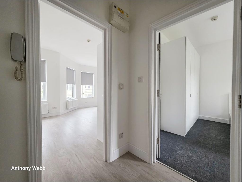 Property photo 3 of 10 Landing