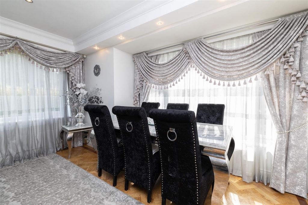 Property photo 3 of 18 Dining Area