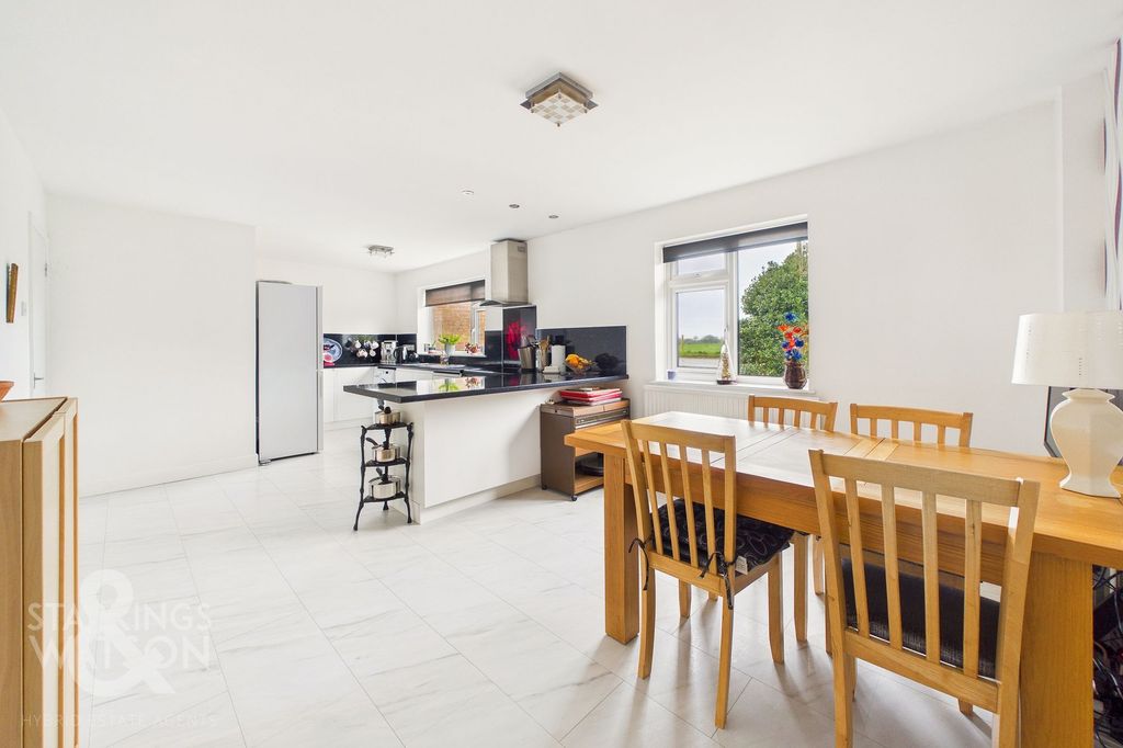 Property photo 2 of 31