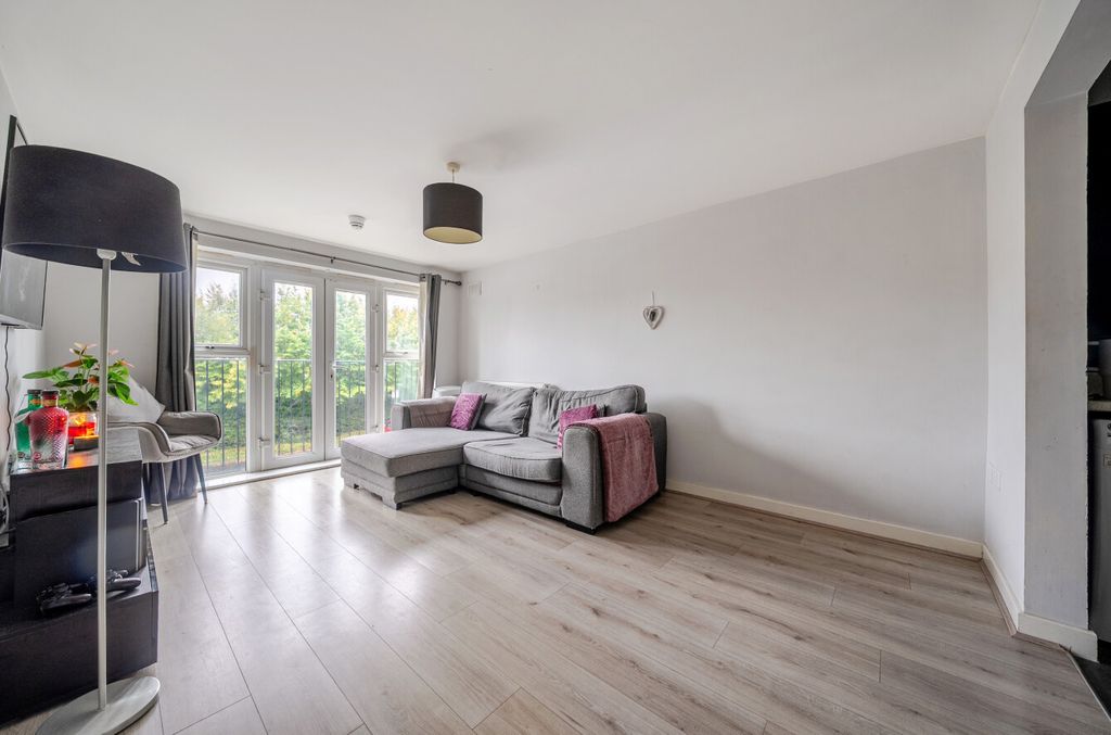 Property photo 3 of 8 1361936-7-68Dfa9d...