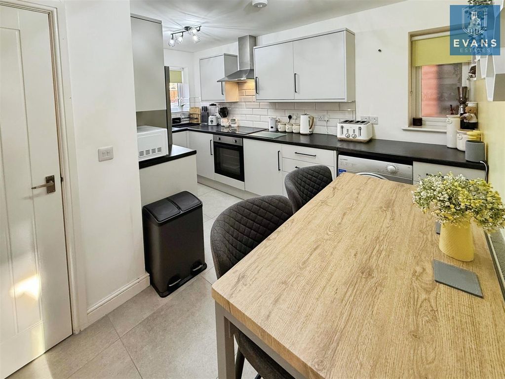 Property photo 3 of 14 Kitchen