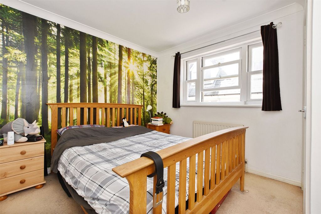 Property photo 3 of 10 Bedroom