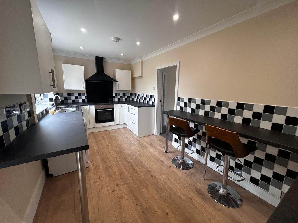 Property photo 2 of 8 Kitchen