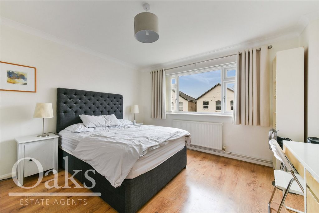 Property photo 3 of 6 Bedroom