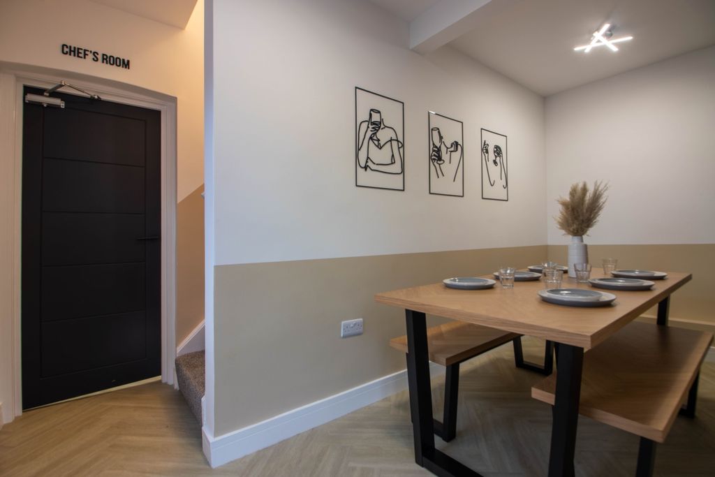 Property photo 3 of 7 Dining 2