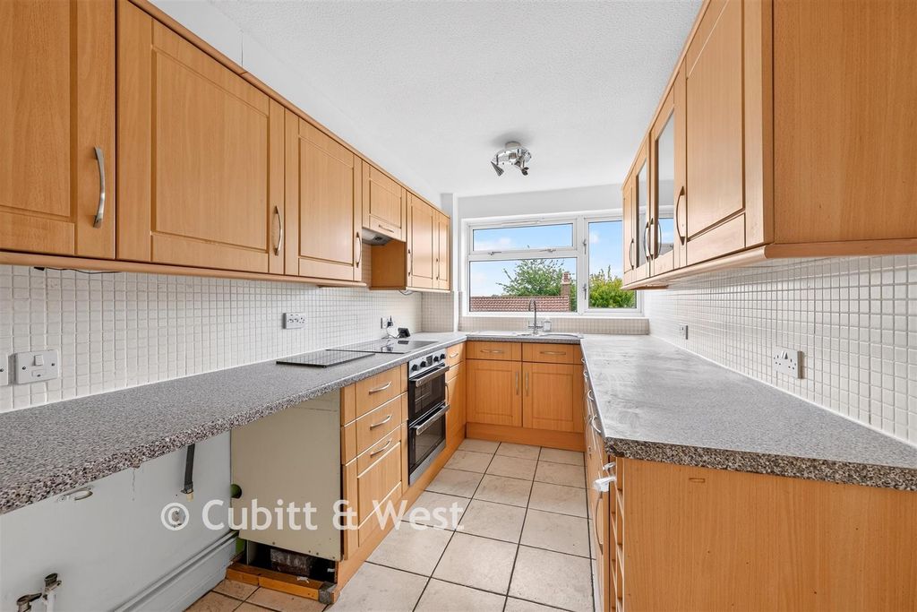 Property photo 3 of 11 Kitchen