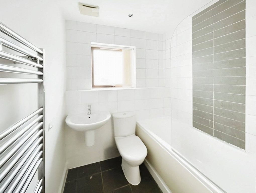 Property photo 3 of 10 Bathroom/Wc