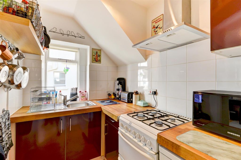Property photo 3 of 7 Kitchen