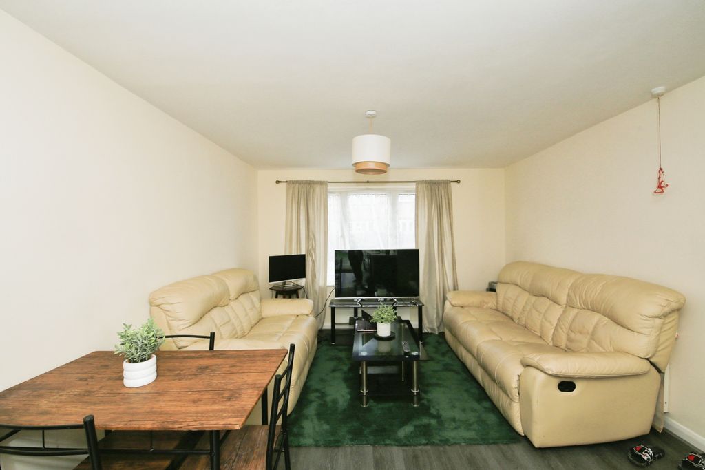 Property photo 3 of 15 Lounge