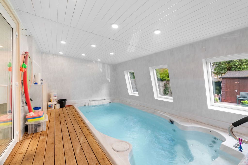 Property photo 3 of 28