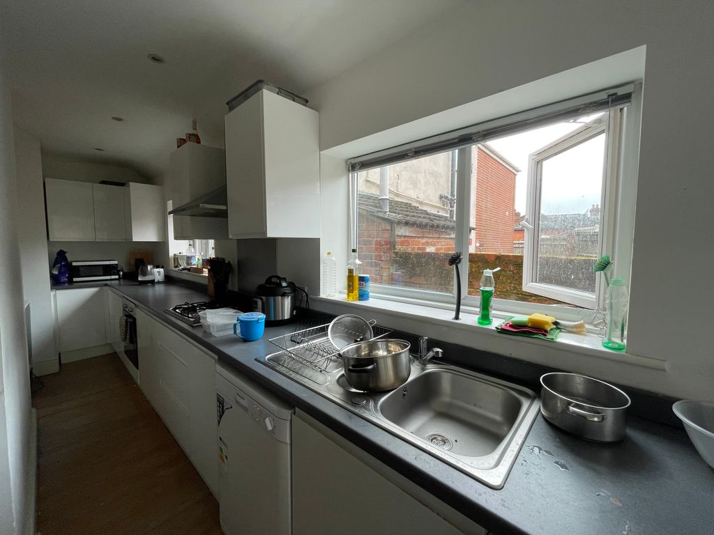 Property photo 3 of 8 Kitchen