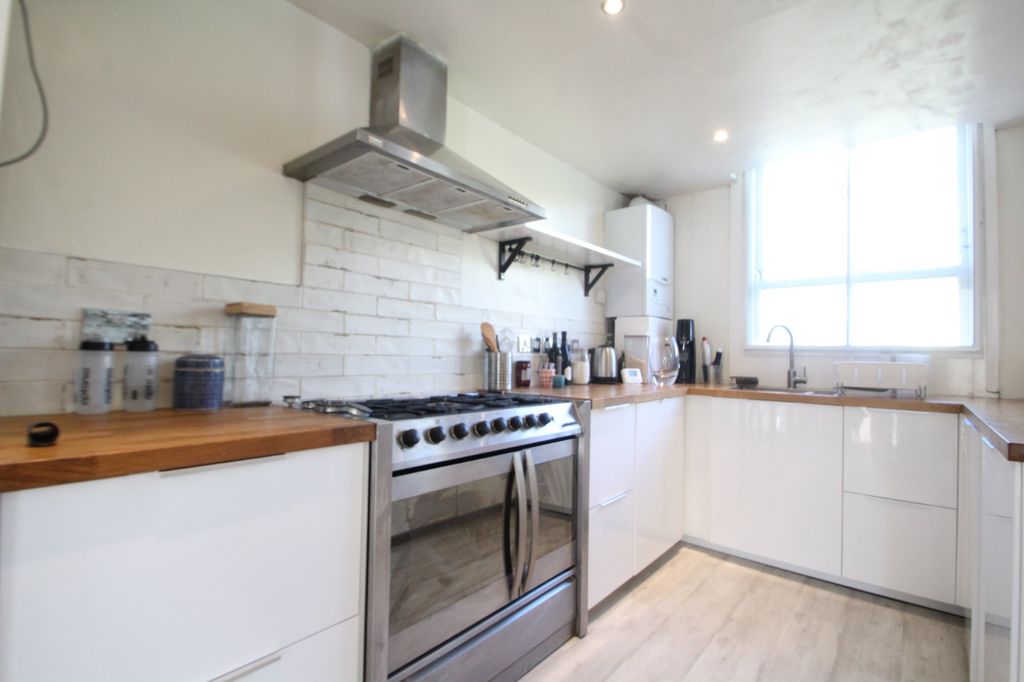 Property photo 3 of 8 Photo 03