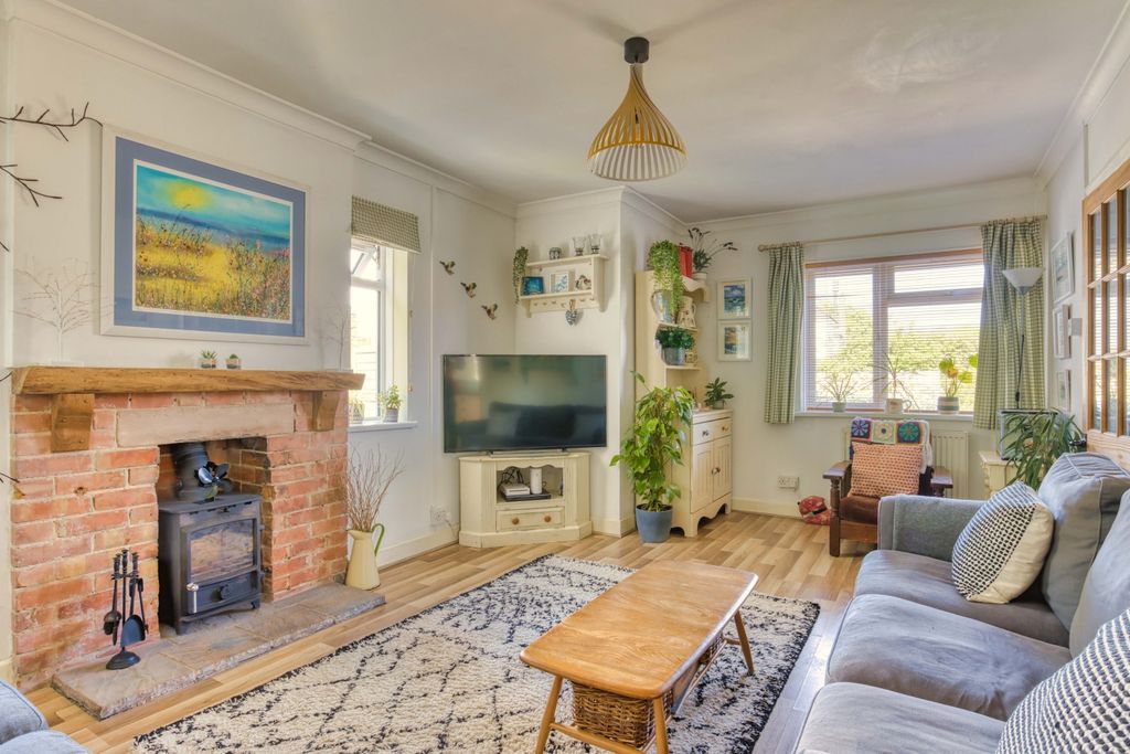 Property photo 2 of 31 Ewemove Taunton - Elms Estate (6)