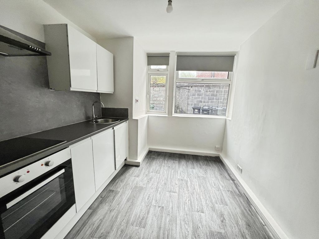 Property photo 3 of 7 Kitchen