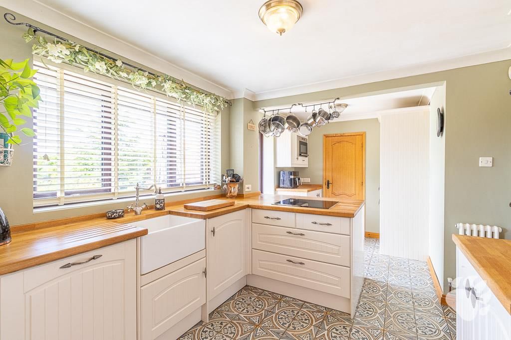 Property photo 3 of 32 Kitchen