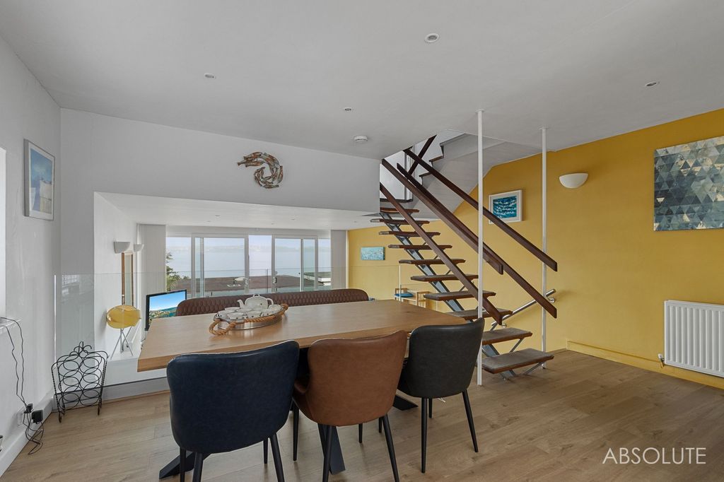 Property photo 2 of 31