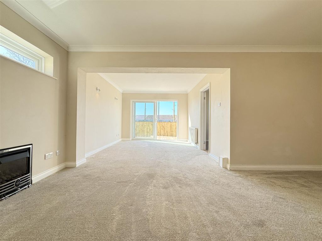 Property photo 2 of 16 Lounge