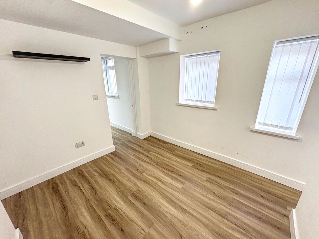 Property photo 3 of 9 4915923