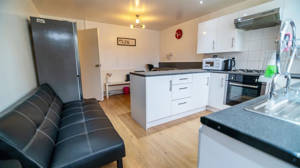 Property photo 1 of 18 Kitchen/ Living Room