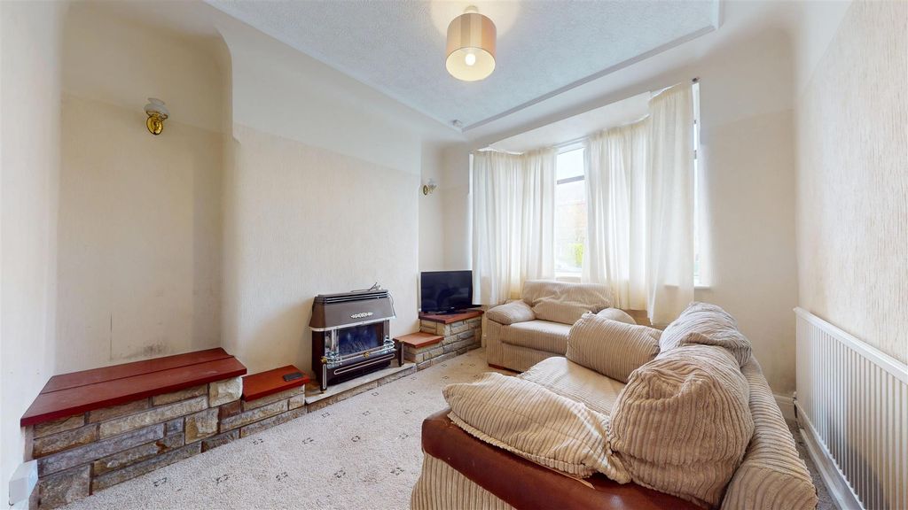 Property photo 2 of 21 Belmont Avenue Living Room