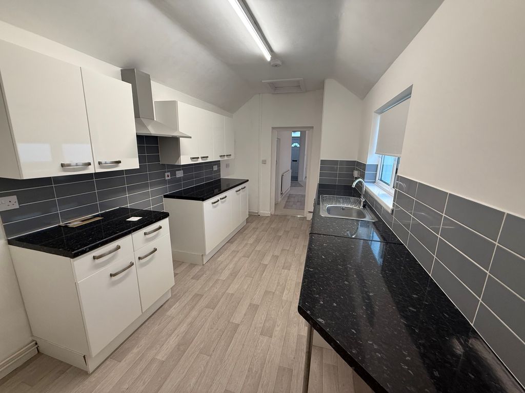 Property photo 1 of 12 Kitchen 2