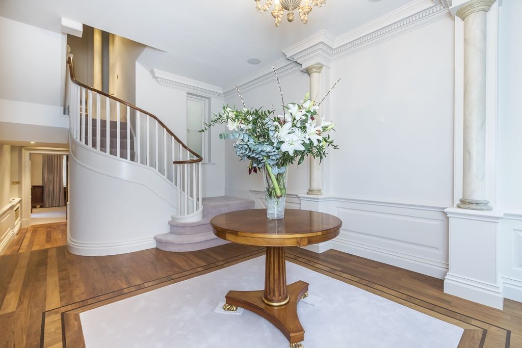 Property photo 3 of 17 Hall