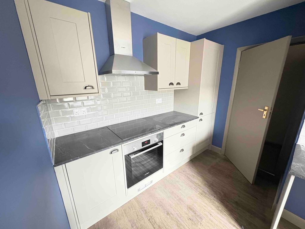 Property photo 3 of 10 Kitchen