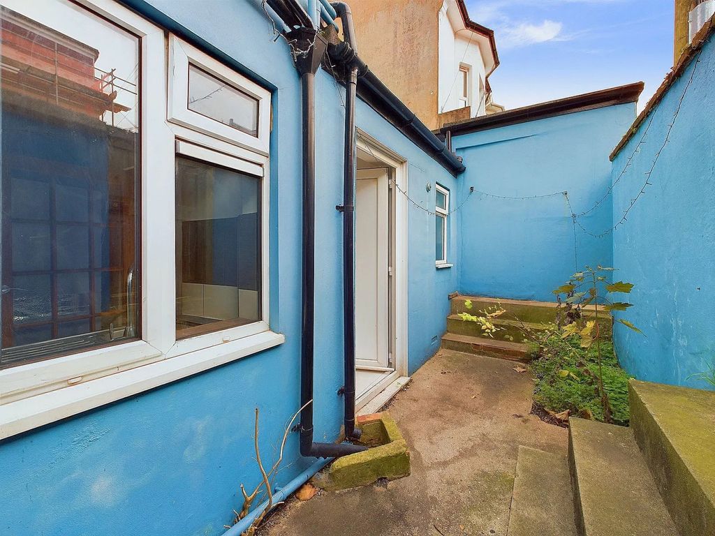 Property photo 2 of 6 4